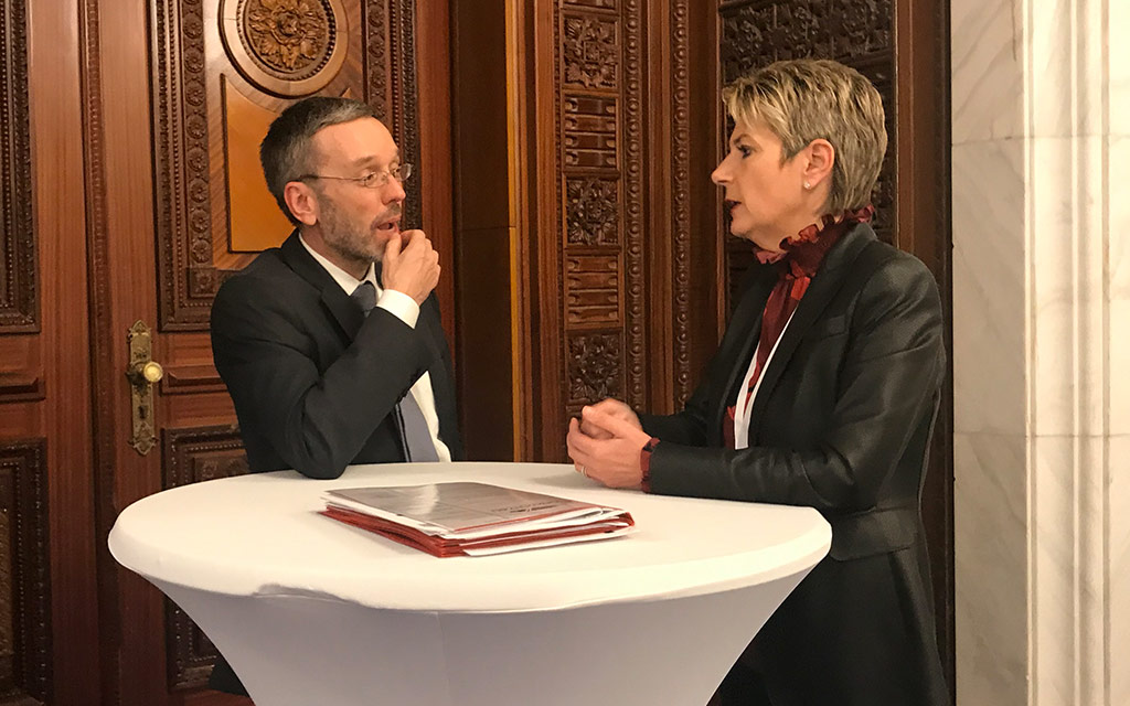 Bundesrätin Karin Keller-Sutter mit Herbert Kickl, Bundesminister für Inneres der Republik Österreich