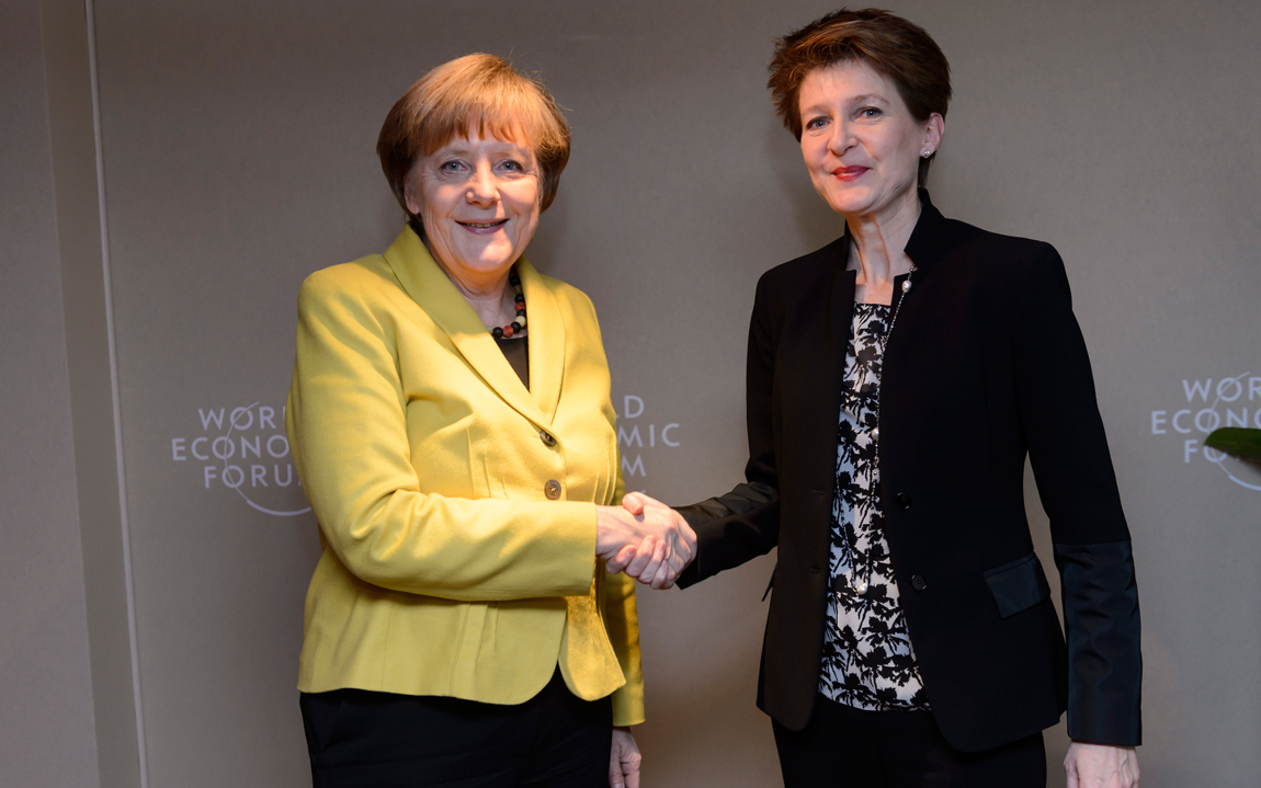 Die deutsche Bundeskanzlerin Angela Merkel und Bundespräsidentin Simonetta Sommaruga schütteln während eines bilateralen Treffens die Hand (Foto: KEYSTONE/Laurent Gilliéron)