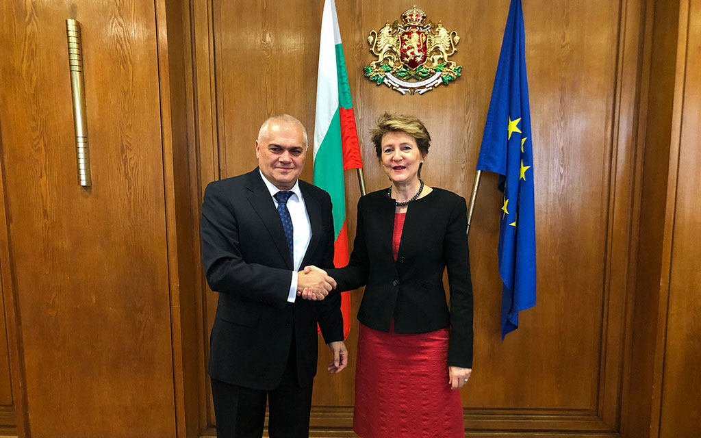 Poignée de mains: la conseillère fédérale Simonetta Sommaruga (à gauche) est accueille par le ministre bulgare de l’intérieur Valentin Radev