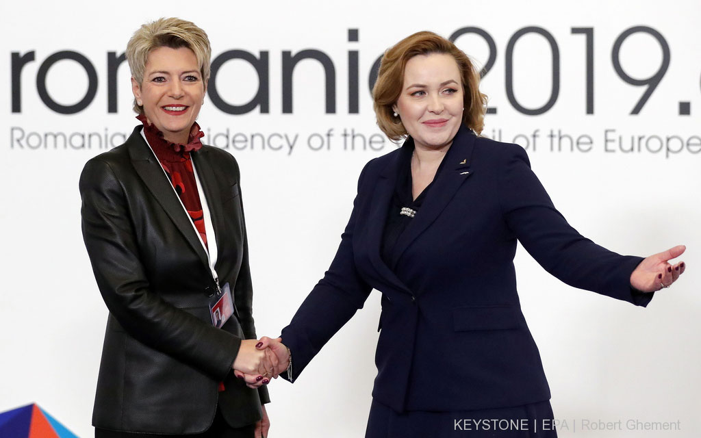 La consigliera federale Karin Keller-Sutter accolta dal ministro dell’Interno della Romania Carmen Dan