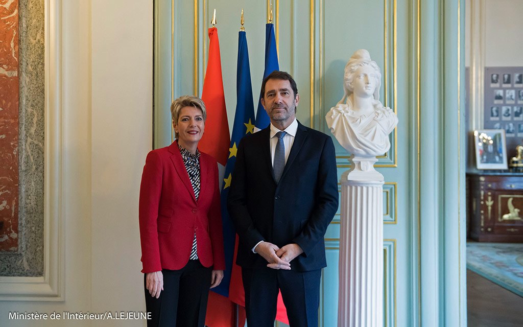 La consigliera federale Keller-Sutter con il suo collega francese Christophe Castaner