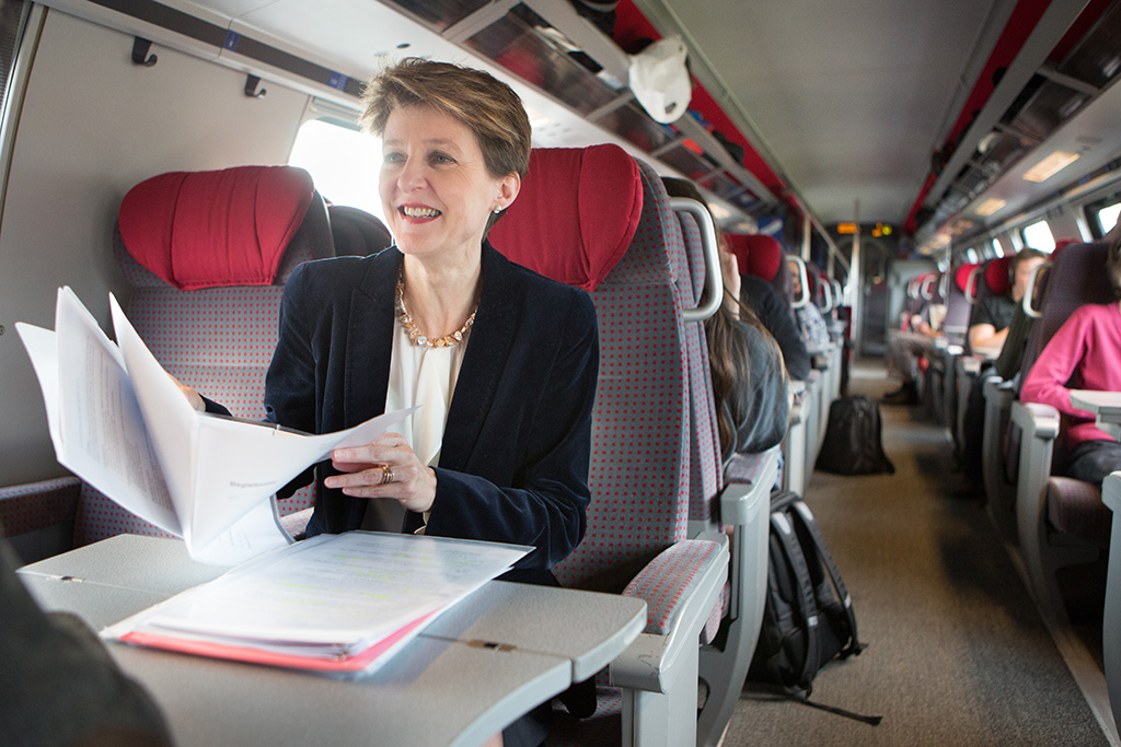 Der Kluge reist im Zuge: Justizministerin Simonetta Sommaruga auf der Fahrt von Bern nach St. Gallen (Foto: EJPD, Marcus Gyger)