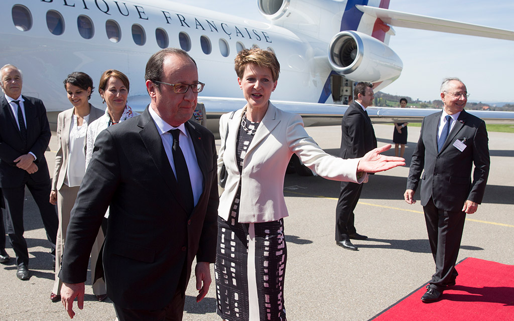 Bundespräsidentin Simonetta Sommaruga begrüsst Präsident François Hollande am Flughafen Bern-Belp