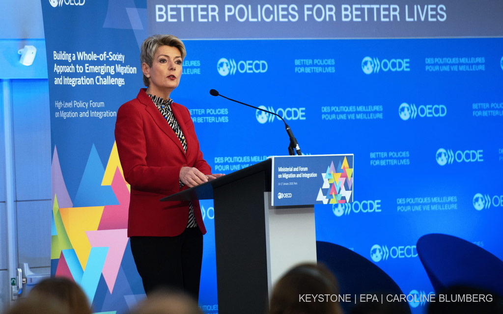 La consigliera federale Karin Keller Sutter tiene il discorso d’apertura alla conferenza dell’OCSE sulla migrazione e l’integrazione