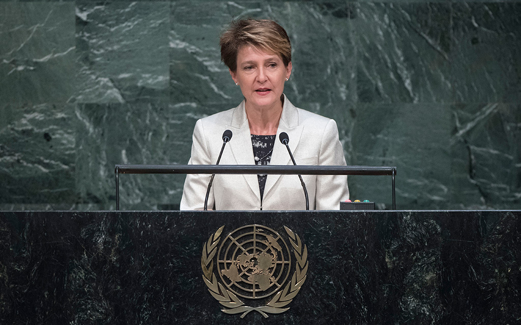 La presidente della Confederazione Sommaruga presenta la posizione della Svizzera nella sessione plenaria del vertice ONU per l’adozione dell’agenda 2030 per uno sviluppo sostenibile (foto: UN Photo/Amanda Voisard)