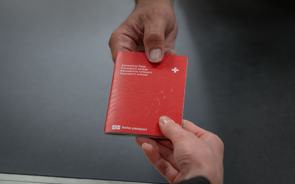Schweizerpass und Identitätskarte telefonisch oder bei der Passstelle beantragen