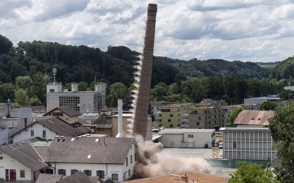 Neuenegg, 18. Juni 2020: Der 118 Jahre alte und 56 Meter hohe Kamin auf dem Gelände der Firma Wander wird gesprengt.
