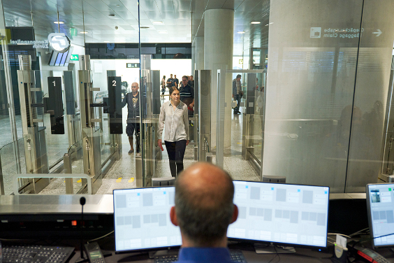 Una giovane donna passa il controllo di frontiera all’aeroporto di Zurigo.